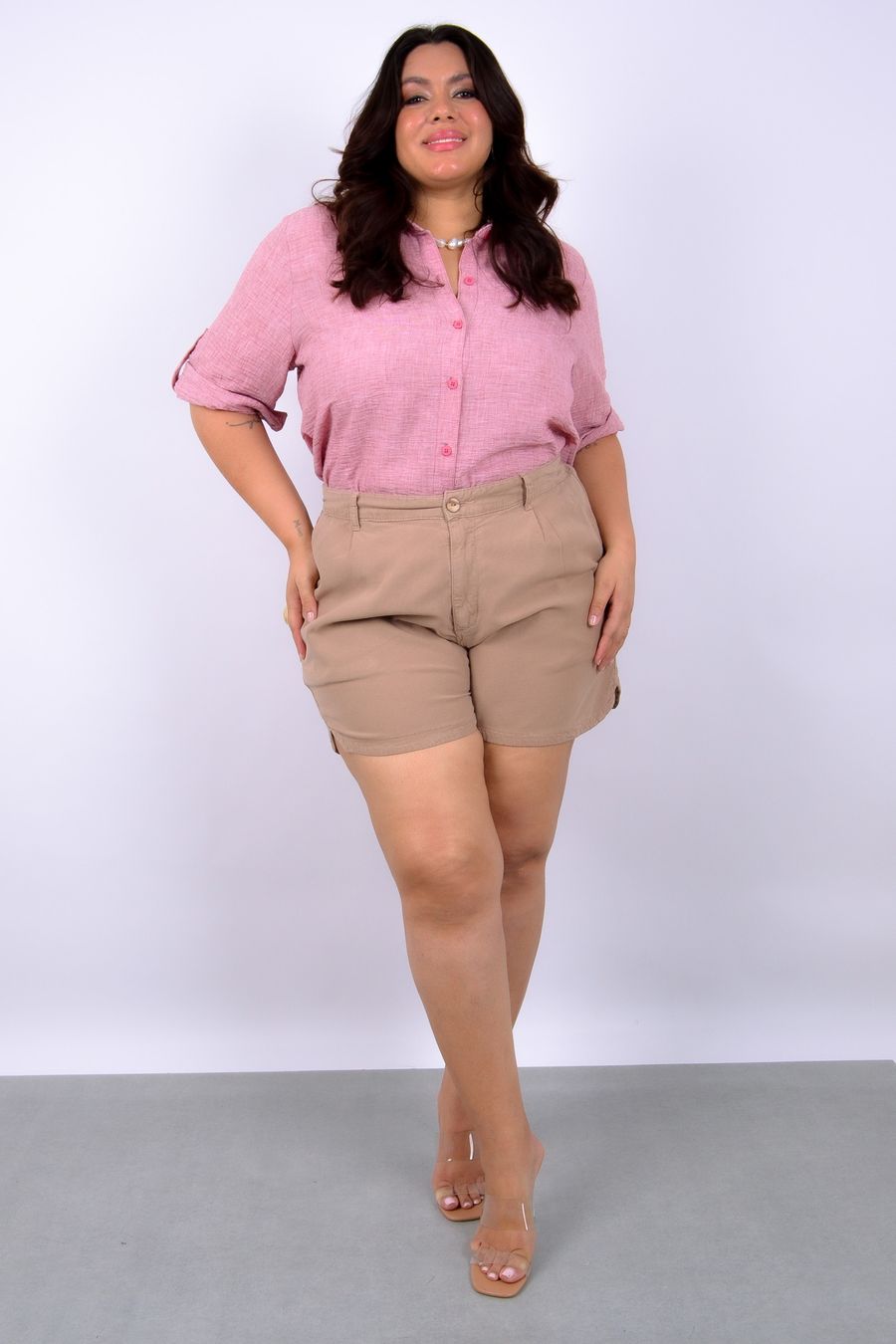 Shorts feminino com meio  elástico nas costas kaki