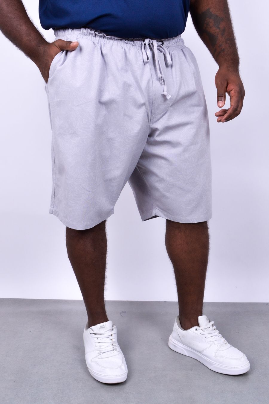 Bermuda em sarja estampada 'folhas' plus size cinza