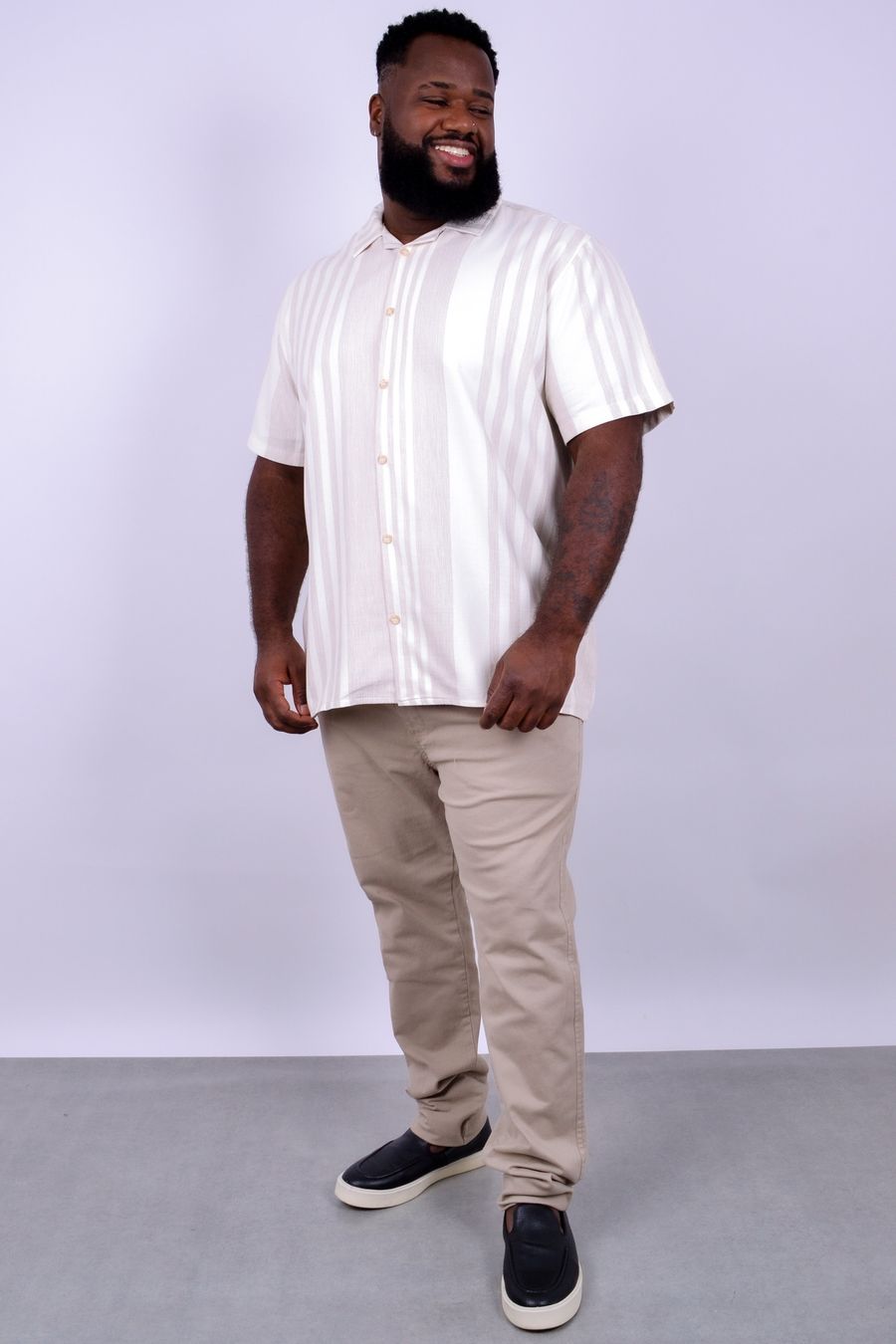 Camisa masculina manga curta listrada com aspecto de linho bege