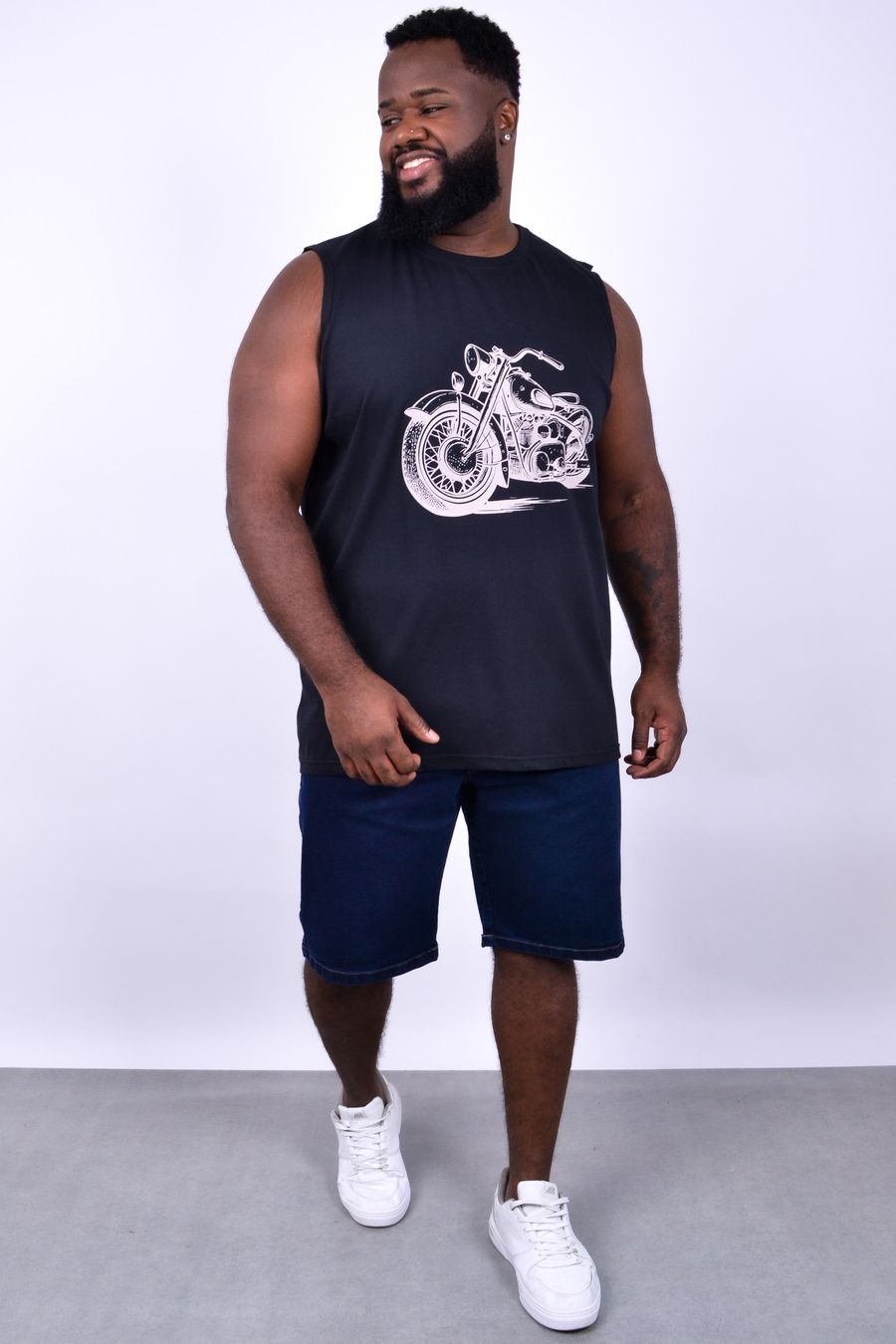 Regata masculina em malha com estampa moto localizada na frente preto