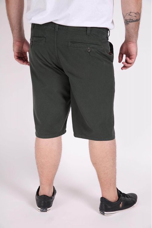 Bermuda color básico plus size verde militar