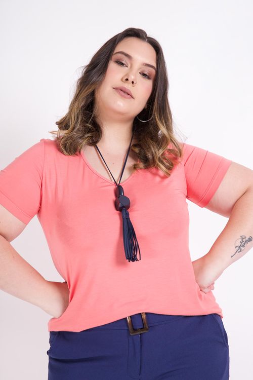 T-shirt decote v básica plus size rosa