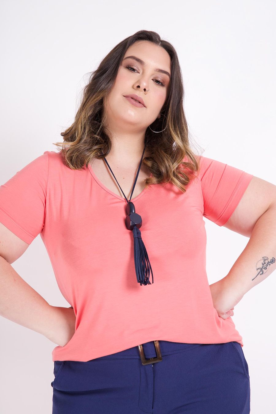 T-shirt decote v básica plus size rosa
