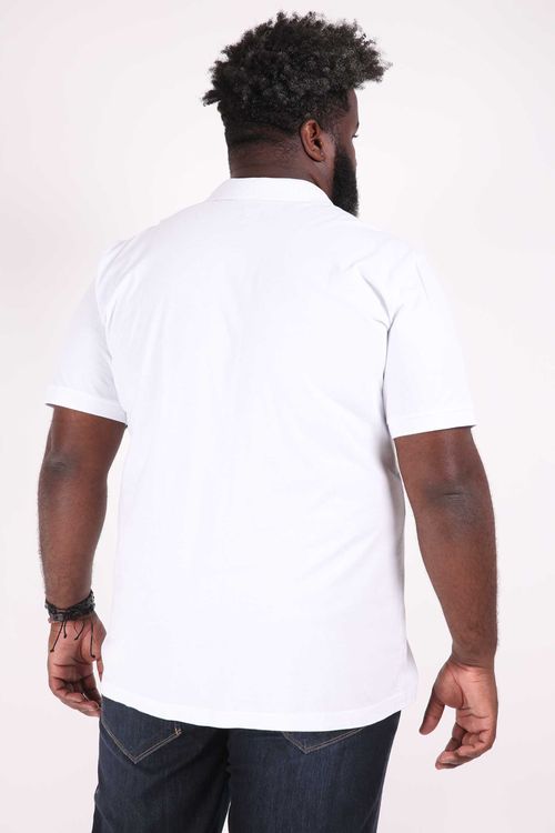 Camisa polo lisa básica com bolso plus size branco