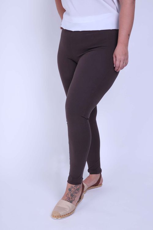 Calça fuso básica plus size marrom