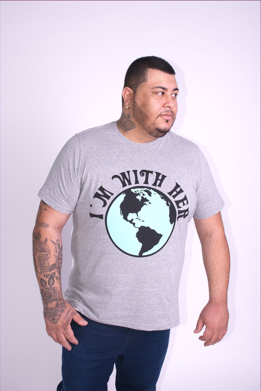 Camiseta estampa terra plus size cinza