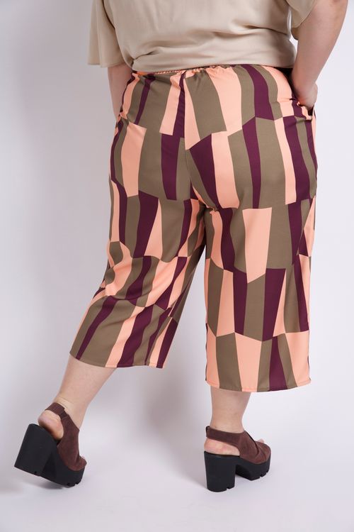 Calça pantacourt estampa geométrica plus size laranja