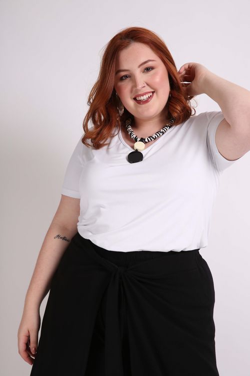 T-shirt decote v básica plus size  branco