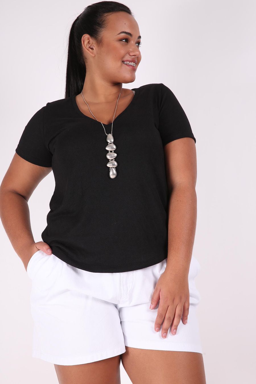 T-shirt decote v básica plus size  preto