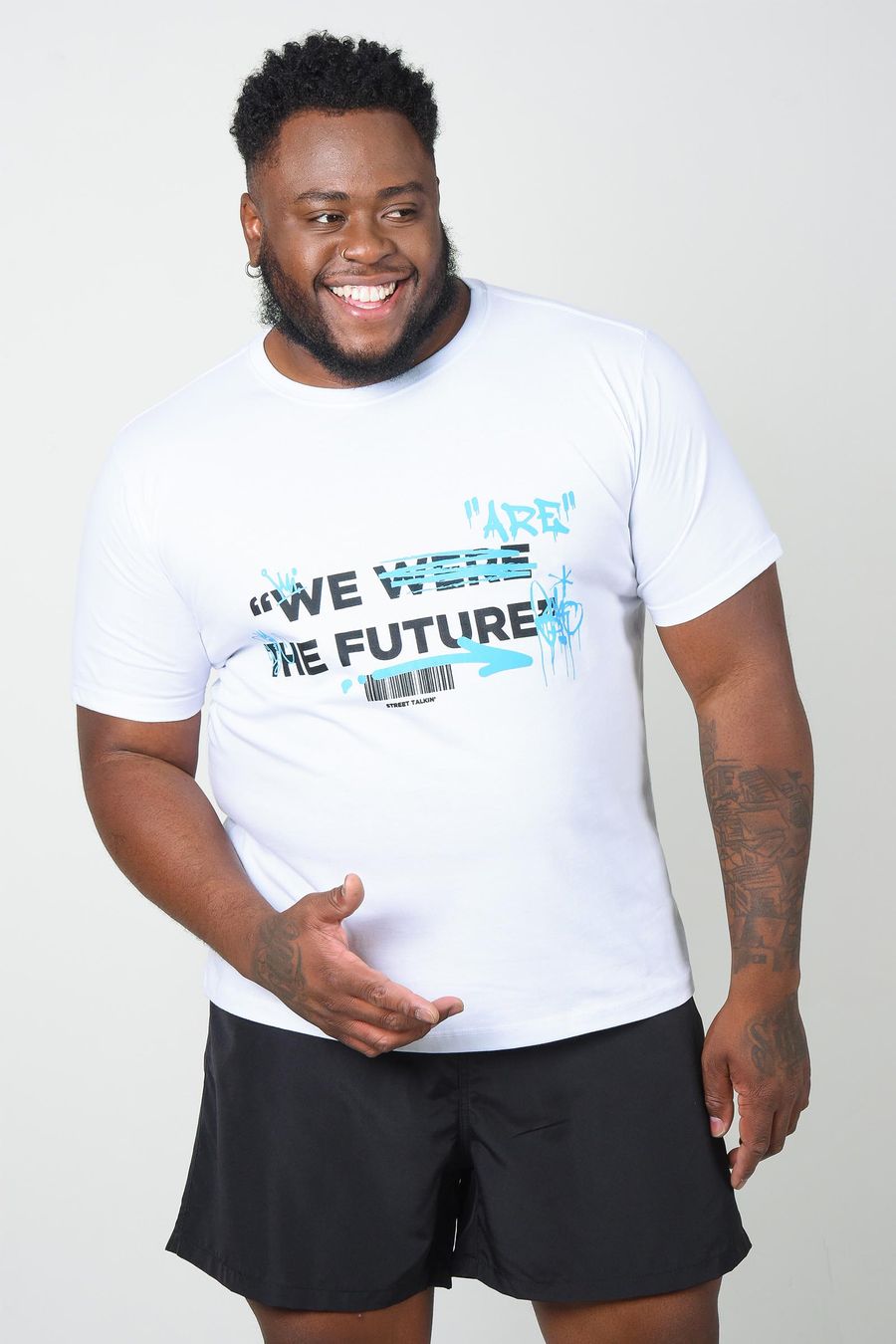 Camiseta estampa localizada the future plus size branco