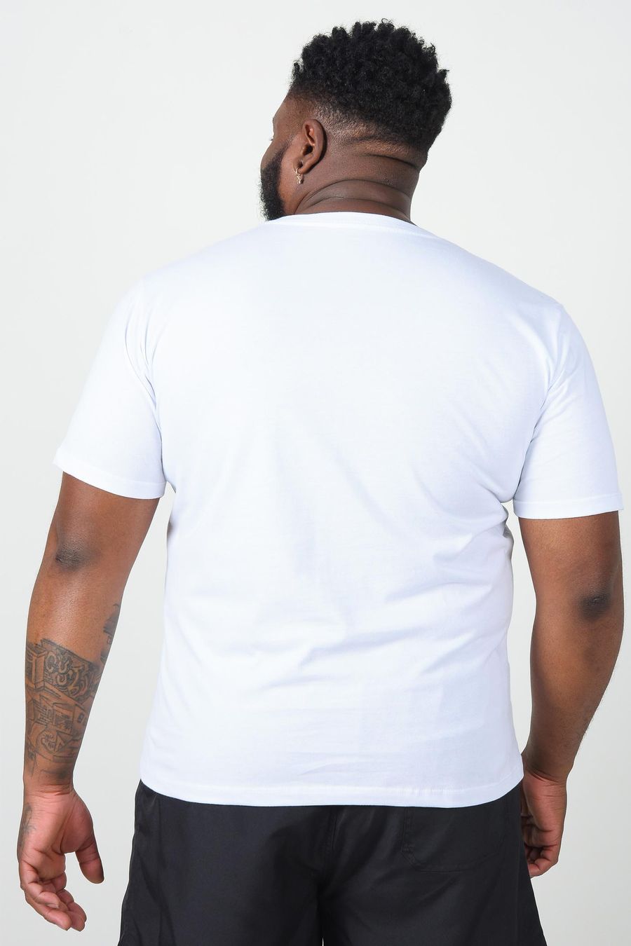 Camiseta estampa localizada the future plus size branco