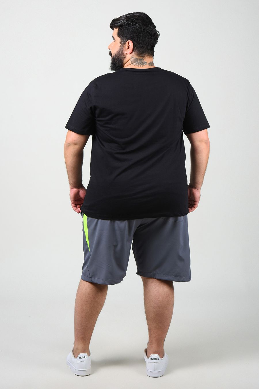 Camiseta decote v plus size preto