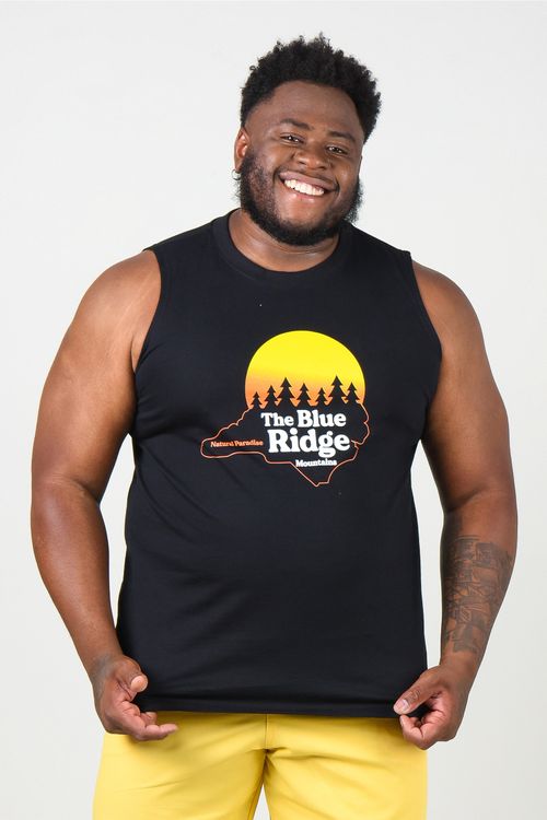 Regata com estampa the land plus size preto