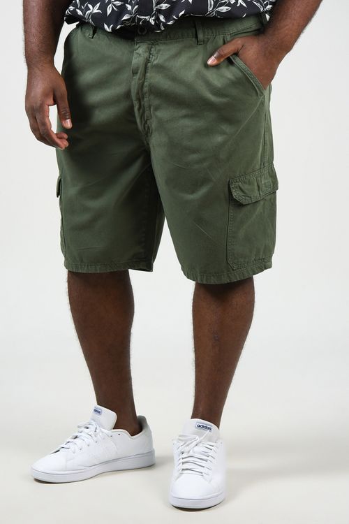 Bermuda sarja básica plus size  verde militar