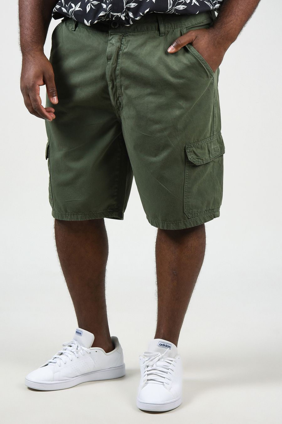 Bermuda sarja básica plus size  verde militar