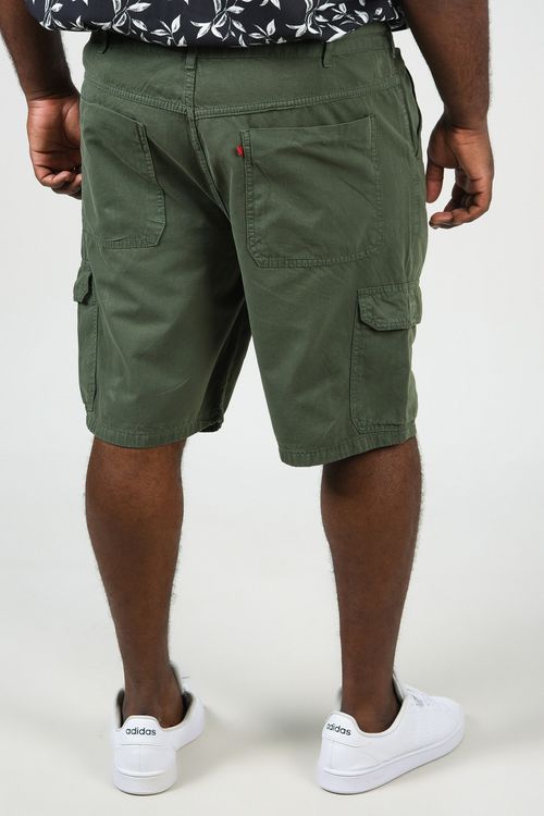 Bermuda sarja básica plus size  verde militar