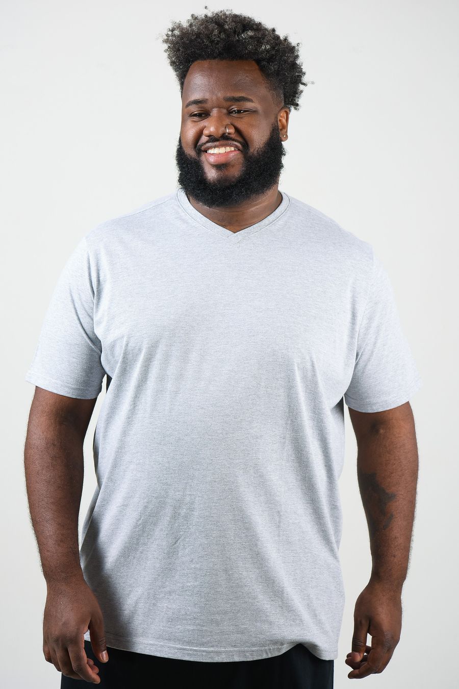 Camiseta decote v plus size cinza